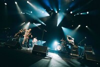 峯田和伸（銀杏BOYZ）と若葉竜也のパフォーマンスの様子。（撮影：サマーエンドブルーリオ［@orz_____rio］）