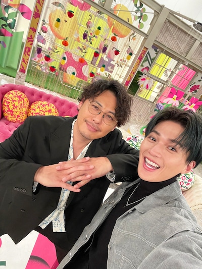 左から平子祐希（アルコ＆ピース）、八木勇征（FANTASTICS）。（写真提供：NHK）