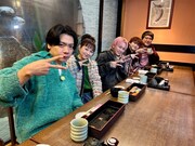 「ヒルナンデス！」で「日帰りはとバスツアー」を体験する野田クリスタル（マヂカルラブリー）、浅香唯、シューヤ（超特急）、ユーキ（超特急）、村上（マヂカルラブリー）。©︎日本テレビ