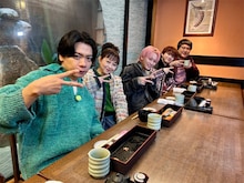 「ヒルナンデス！」で「日帰りはとバスツアー」を体験する野田クリスタル（マヂカルラブリー）、浅香唯、シューヤ（超特急）、ユーキ（超特急）、村上（マヂカルラブリー）。©︎日本テレビ