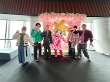 「ヒルナンデス！」で「日帰りはとバスツアー」を体験する浅香唯、野田クリスタル（マヂカルラブリー）、シューヤ（超特急）、ユーキ（超特急）、村上（マヂカルラブリー）とソラカラちゃん。©︎日本テレビ