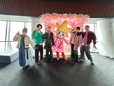 「ヒルナンデス！」で「日帰りはとバスツアー」を体験する浅香唯、野田クリスタル（マヂカルラブリー）、シューヤ（超特急）、ユーキ（超特急）、村上（マヂカルラブリー）とソラカラちゃん。©︎日本テレビ