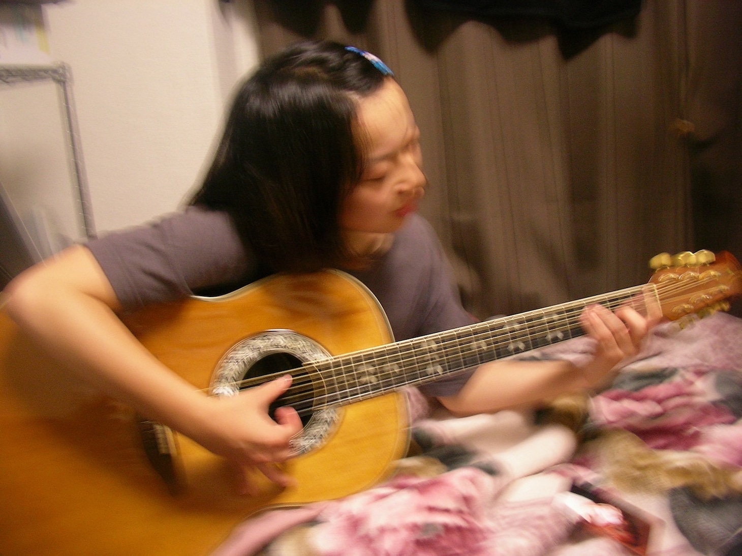 知らない人の家で知らない人のギターを弾くわたし。