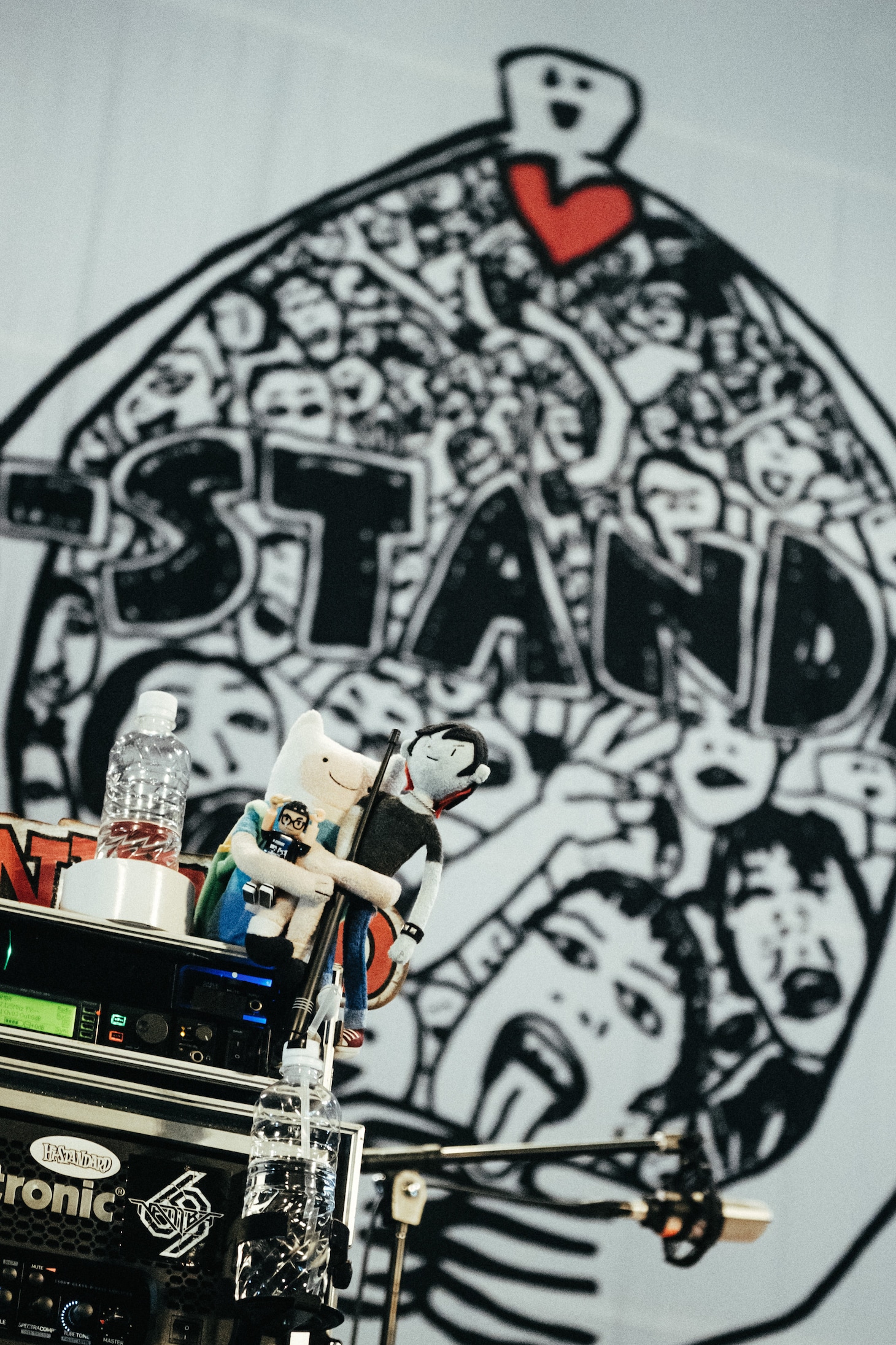 ベースアンプ上に置かれた人形たち。（撮影：徳王圭太朗）