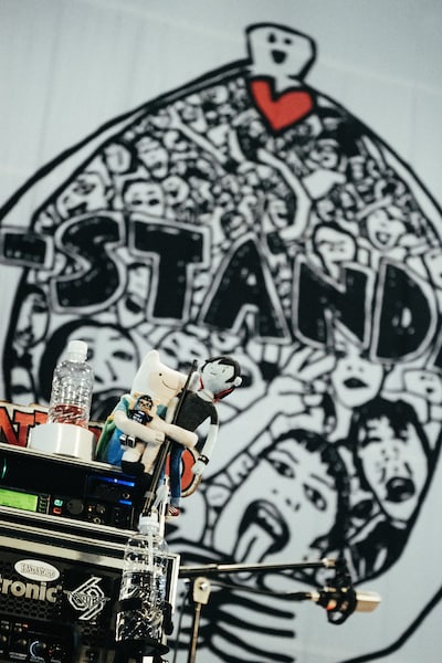 ベースアンプ上に置かれた人形たち。（撮影：徳王圭太朗）