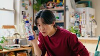 キッコーマン「しぼりたて生しょうゆ」新CM「しぼ生でだけ旨顔 春夏」編より。