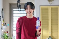 キッコーマン「しぼりたて生しょうゆ」新CM「しぼ生でだけ旨顔 春夏」編のメイキングカット。