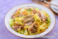 「いつでも新鮮 しぼりたて生しょうゆ」を使った目黒蓮オススメメニュー「豚バラキャベツのしぼ生炒め」。