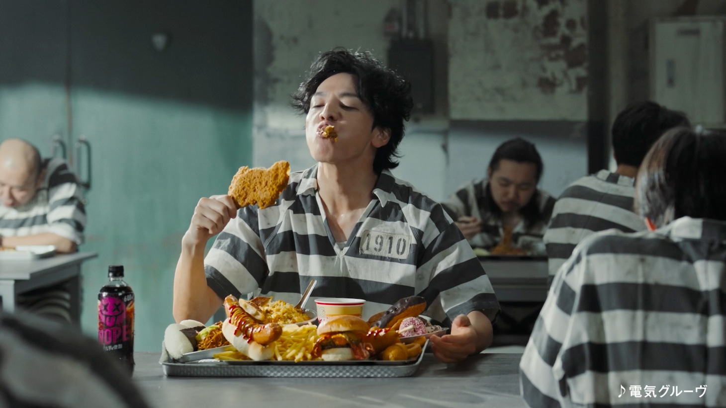 サントリー「ギルティ炭酸 NOPE」のテレビCM「ギルティ監獄」編より。