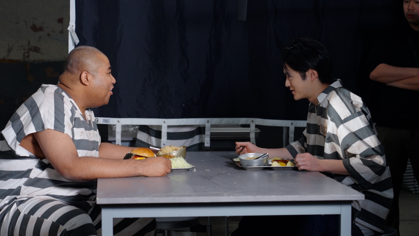 サントリー「ギルティ炭酸 NOPE」のテレビCM「ギルティ監獄」編のメイキングカット。