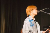 柄須賀皇司（Vo, G / the paddles）（撮影：オガワタクヤ）