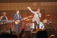 水野良樹（G / いきものがかり）と鈴木雅之。（撮影：白重 聡一郎）