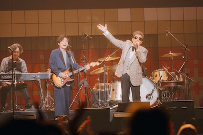 水野良樹（G / いきものがかり）と鈴木雅之。（撮影：白重 聡一郎）