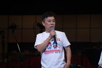 開会宣言を行う岡村隆史（ナインティナイン）。（撮影：谷本将典）