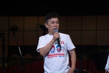 開会宣言を行う岡村隆史（ナインティナイン）。（撮影：谷本将典）