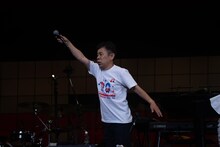 開会宣言を行う岡村隆史（ナインティナイン）。（撮影：谷本将典）