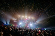 いきものがかりによるライブの様子。（撮影：谷本将典）