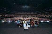 「超いきものがかりフェス デビュー20周年だよ!! ～ありがとうって伝えたくて～」DAY2に撮影された集合写真。（撮影：谷本将典）