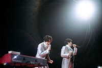 水野良樹（G / いきものがかり）とバカリズム。（撮影：谷本将典）