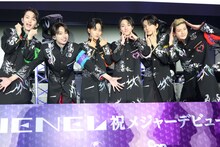 「祝メジャーデビュー」のパネル裏で思い思いのポーズをとるLienel。