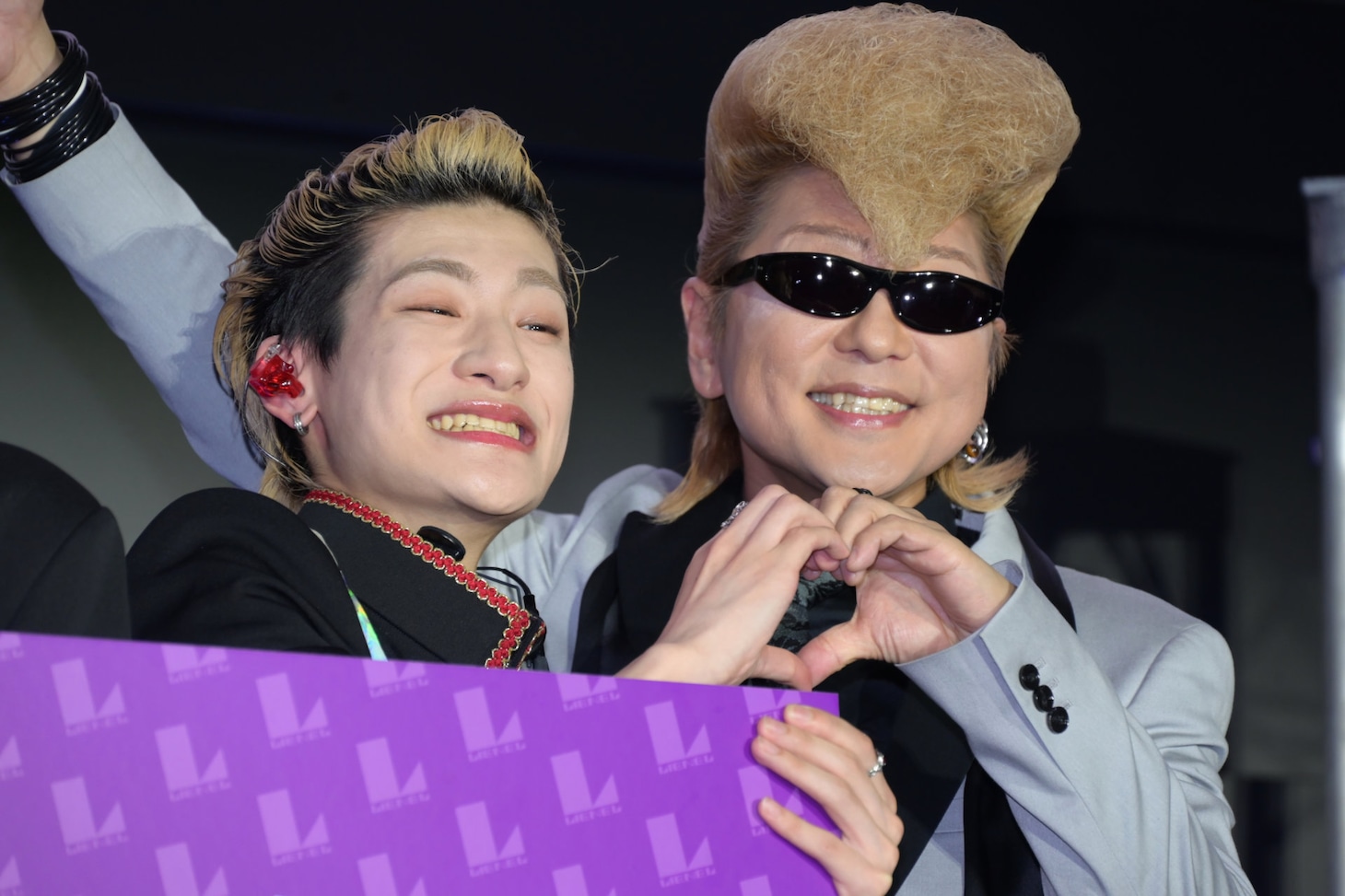 ハートマークを作る芳賀柊斗（Lienel / 左）と綾小路翔（氣志團 / 右）。