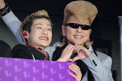 ハートマークを作る芳賀柊斗（Lienel / 左）と綾小路翔（氣志團 / 右）。