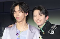 大好きなリョウガ（超特急 / 左）の肩を抱き、うれしそうにウィンクする高岡ミロ（Lienel / 右）。