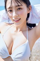 川﨑桜（乃木坂46）1stソロ写真集「エチュード」の掲載カット。（撮影：須江隆治）