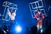 大島真帆（Vo）と浪岡真太郎（Vo, G）。（撮影：田中聖太郎）