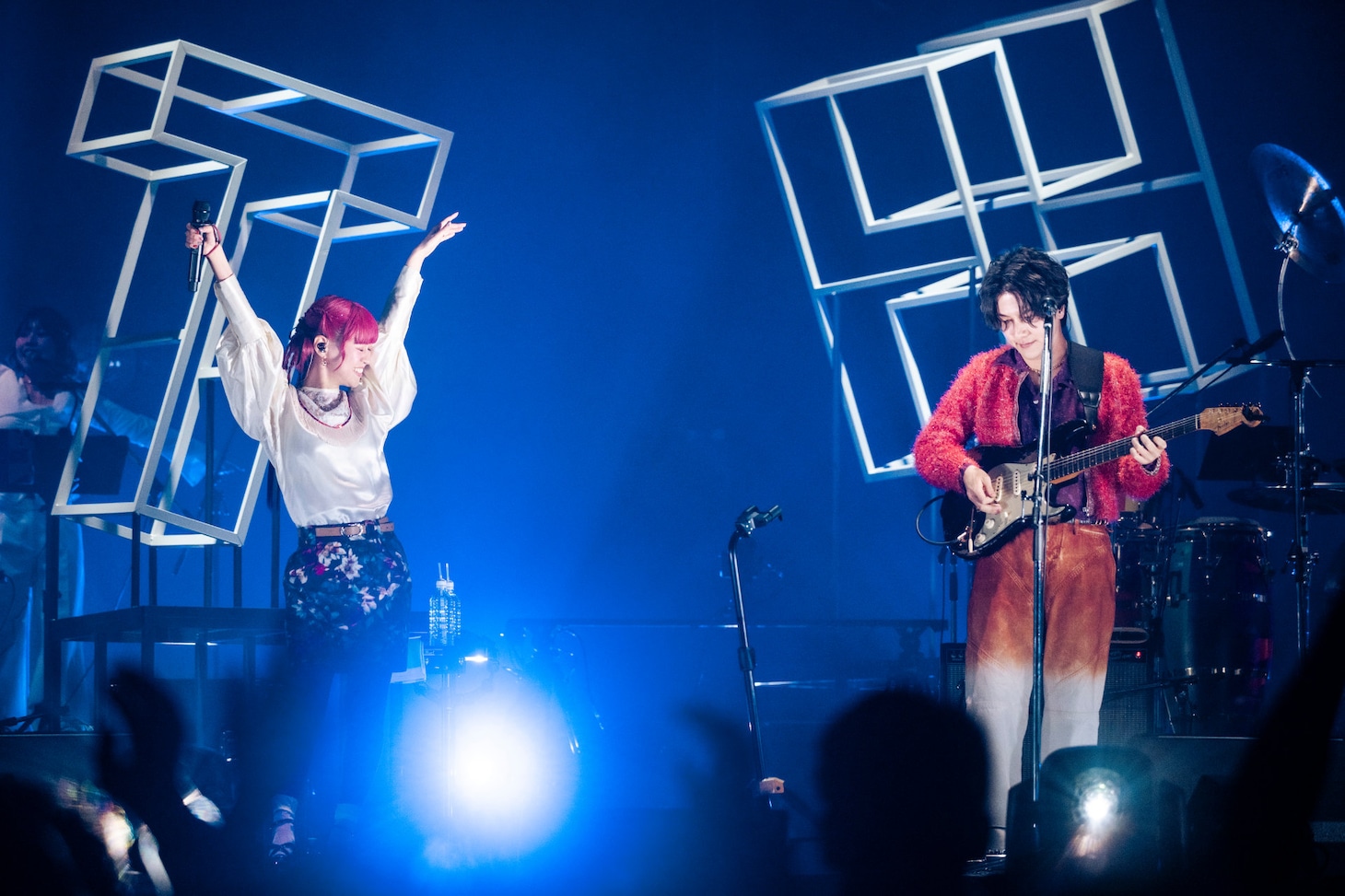 大島真帆（Vo）と浪岡真太郎（Vo, G）。（撮影：田中聖太郎）