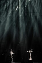 大島真帆（Vo）と浪岡真太郎（Vo, G）。（撮影：田中聖太郎）