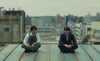 柳楽優弥と松村北斗（SixTONES）。4月2日配信のNetflixシリーズ「九条の大罪」より。