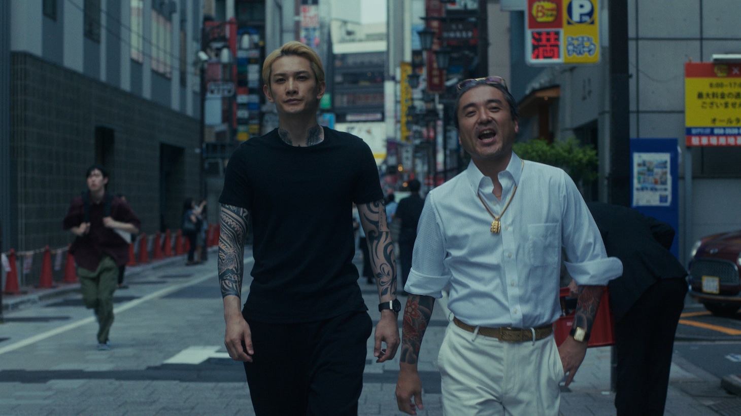 町田啓太とムロツヨシ。4月2日配信のNetflixシリーズ「九条の大罪」より。