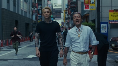 町田啓太とムロツヨシ。4月2日配信のNetflixシリーズ「九条の大罪」より。