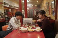 松村北斗（SixTONES）と池田エライザ。4月2日配信のNetflixシリーズ「九条の大罪」より。