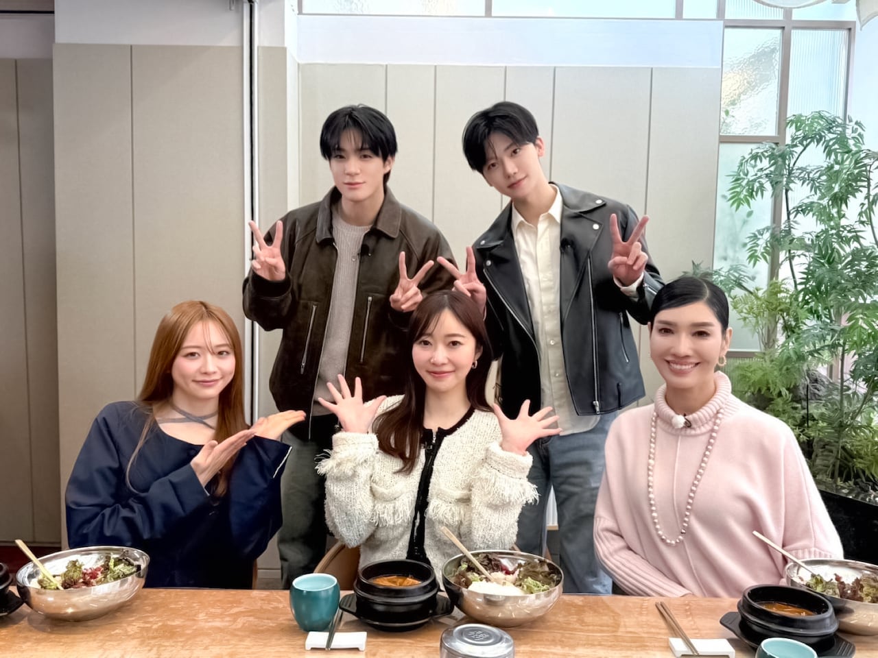 上段左からNCT DREAMのジェノとジェミン、下段左から森香澄、指原莉乃、アンミカ。「トークィーンズ」3月19日放送回より。