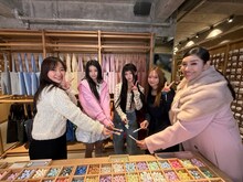 左から指原莉乃、ILLITのWONHEE（ウォンヒ）とIROHA（イロハ）、森香澄、アンミカ。「トークィーンズ」3月26日放送回より。