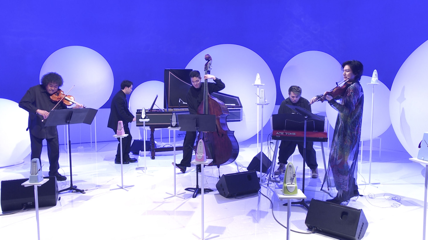 「BEHIND THE MASK」演奏シーン ©テレビ朝日