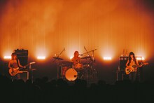 羊文学のライブの様子。（Photo by Daiki Miura）