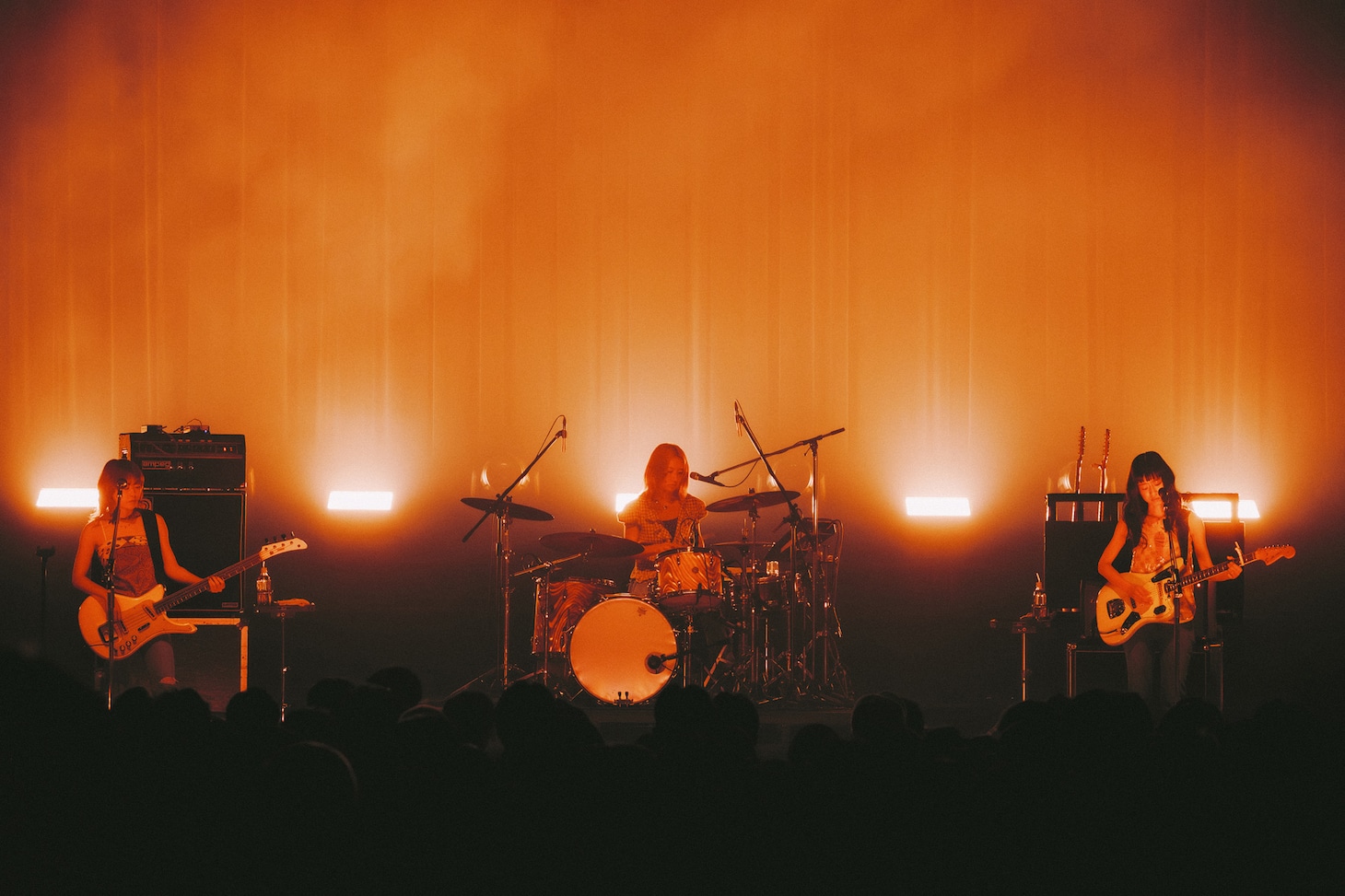 羊文学のライブの様子。（Photo by Daiki Miura）