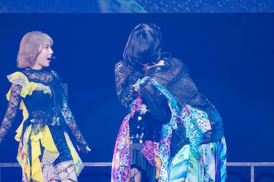 市川優月にキスをする小島はな。（Photo by Masato Yokoyama）