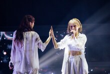 左から愛来、鈴木萌花。（Photo by Masato Yokoyama）