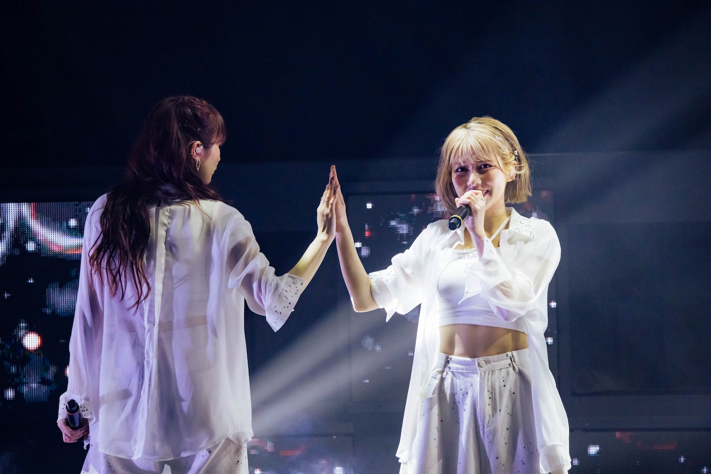 左から愛来、鈴木萌花。（Photo by Masato Yokoyama）