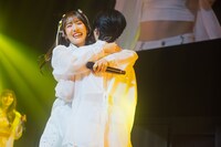 小島はなに抱きつく市川優月。（Photo by Masato Yokoyama）