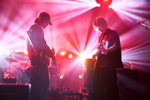 向かい合ってギターを弾く木下理樹と戸高賢史。（撮影：中野敬久）