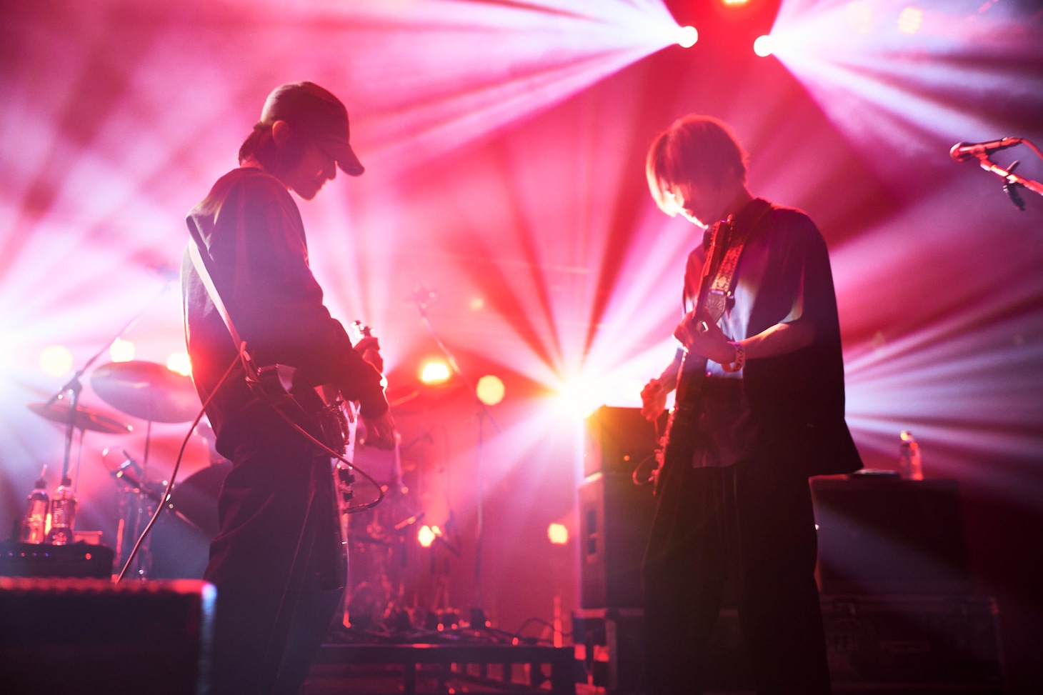 向かい合ってギターを弾く木下理樹と戸高賢史。（撮影：中野敬久）