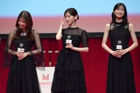 小籔千豊に「乃木坂の髪を引っ張って話題作りしないと」と言われ、髪を守ろうとする池田瑛紗（中央 / 乃木坂46）。