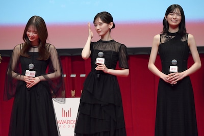 小籔千豊に「乃木坂の髪を引っ張って話題作りしないと」と言われ、髪を守ろうとする池田瑛紗（中央 / 乃木坂46）。