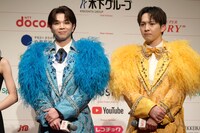 満面の笑みでカメラを見る塩﨑太智（左 / M!LK）。