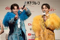 「うれしすぎて滅！」と突然ポーズを決めた塩﨑太智（左 / M!LK）を慣れた様子でやり過ごす吉田仁人（右 / M!LK）。